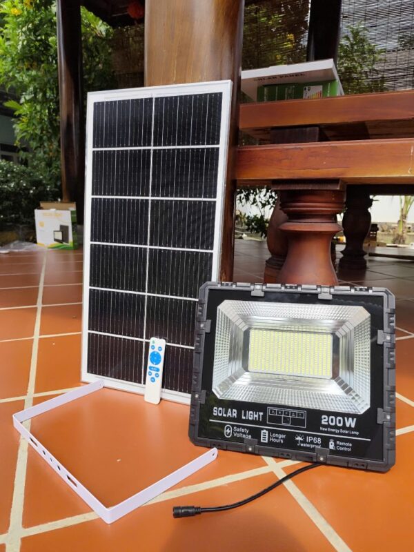 Đèn Pha Năng Lượng Mặt Trời 200W